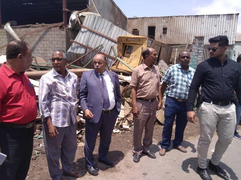 نائب رئيس الوزراء "الخنبشي" يتفقد موقع حادثة انفجار غلاية الاسماك بالمكلا